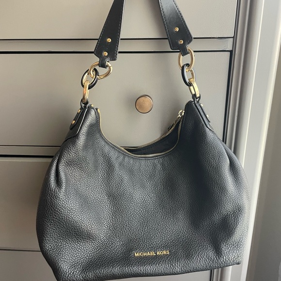 Lots of purses for sale - Picture 4 of 5